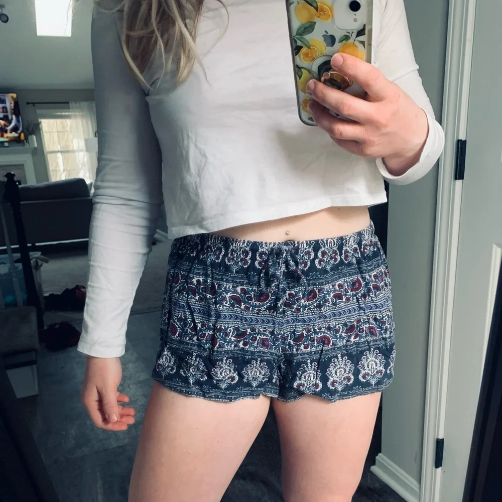 Patterned Fabric Drawstring Elastic Shorts - Picture 5 of 7